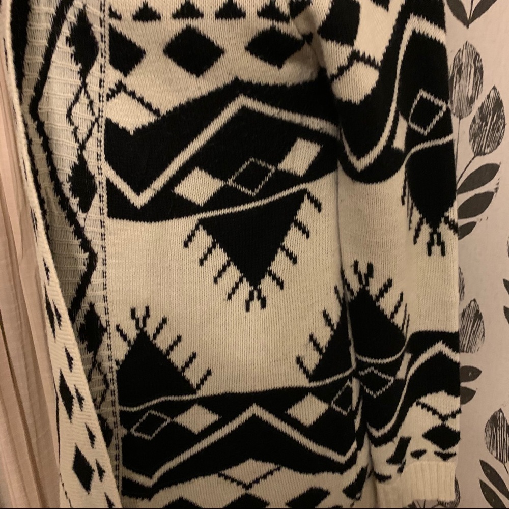 ๐ Spoiled Angel Aztec Open Cardigan - Picture 3 of 7